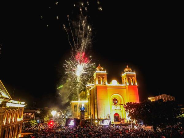 <i>El movimiento turístico se refleja en la afluencia registrada en el Centro Histórico de San Salvador, uno de los principales puntos de concentración durante el periodo vacacional. Foto de cortesía</i>