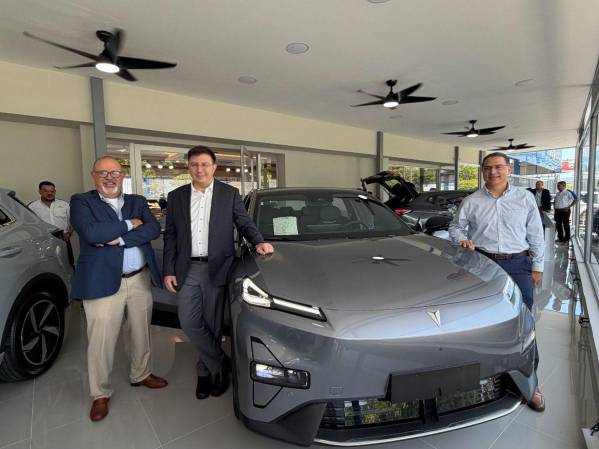 Gerardo Valiente, Director de SIKAMOTORS El Salvador; Juan Pablo Siekavizza y Carlos Enrique Siekavizza.