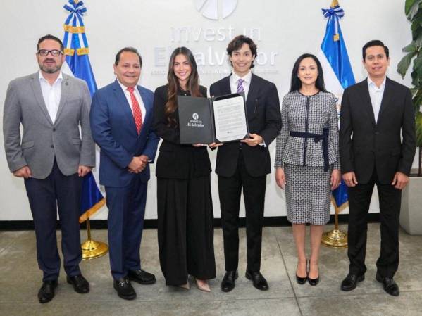 José Canjura Especialista Legal Invest; Axel Rivera, CEO de Foam Industrial; Gabriela Rivera, Vicepresidenta de Foam Industrial; Rodrigo Ayala, presidente de Invest; directora ejecutiva Invest, Samadhy Martínez y director Legal de Invest, José Canjura.