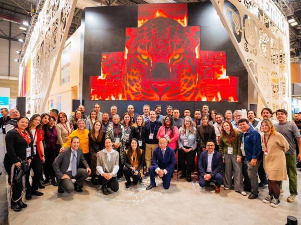 El recorrido incluye un espejo digital interactivo con máscaras de danzantes mayas, que invita a la participación del público, así como animaciones 3D inspiradas en Tikal y en el patrimonio vivo del país. Foto: INGUAT.