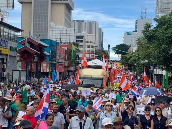 <i>Un cerco policial impidió que las decenas de tractores y camiones se acercaran a la Casa Presidencial, lo que generó tensión entre los policías y los manifestantes, pero sin pasar a actos de violencia ni disturbios. Foto de cortesía</i>