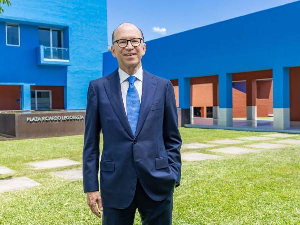 La inversión en educación es una de las grandes apuestas del empresario en el área social. Entre sus logros más importantes destaca la creación de la Escuela Superior de Economía y Negocios, de la cual es rector, y que este año celebra su 30° aniversario.