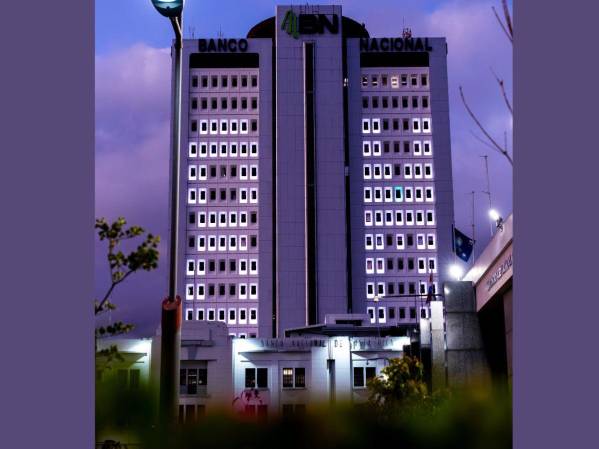 BN ilumina momentos clave del país y su gente, como el Día Internacional de la Mujer.