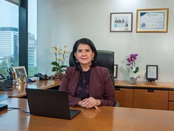Olga Alvarado de González, Gerente de Mercadeo de BANRURAL.