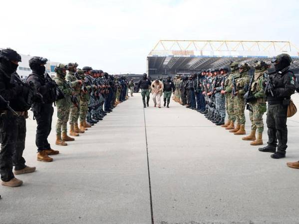 <i>Fotografías cedidas por la Secretaria de Seguridad y Protección Ciudadana, que muestra el operativo del traslado de 37 presos desde la Ciudad de México (México). México anunció el traslado a Estados Unidos de 37 presos de distintos centros penitenciarios del país considerados una amenaza real para la seguridad y que eran requeridos por vínculos con organizaciones criminales, la tercera entrega de este tipo bajo el gobierno de la presidenta, Claudia Sheinbaum. EFE/ Secretaria de Seguridad y Protección Ciudadana </i>
