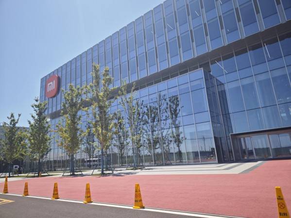<i>Vista de la fábrica del gigante tecnológico chino Xiaomi, conocido principalmente por sus productos de telefonía móvil, que se ha adentrado con éxito en el mercado de los vehículos eléctricos con el sedan SU7 y presentará este jueves su segundo coche, el todoterreno YU7. EFE/ Guillaume Benavides</i>