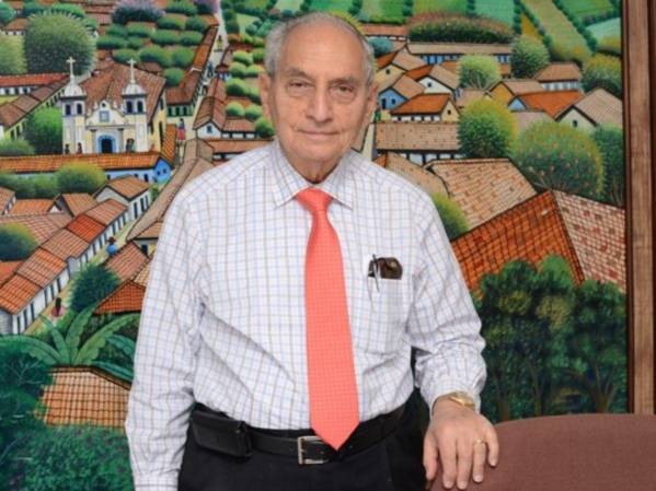 Emilio Larach lleva 68 años al frente de la compañía.