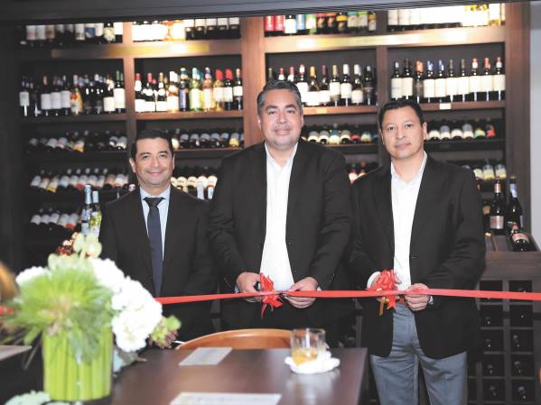 Manuel Munguía, Jairo Canales y Milto Zelaya durante el corte de cinta de inauguración de Casa del Ron en City Plaza, Tegucigalpa.