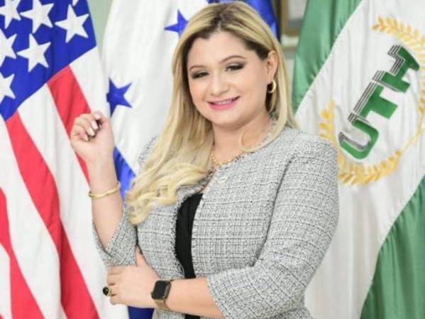Emma Mejía, Directora de Mercadeo Corporativo UTH, explicó que la universidad explora el uso de realidad aumentada (AR) y realidad virtual (VR) para crear experiencias inmersivas.