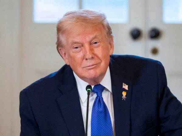 El presidente de Estados Unidos, Donald Trump, durante una reunión con ejecutivos del sector petrolero y gasífero en la Casa Blanca, Washington D. C., EE. UU. En la reunión participaron ejecutivos de Exxon, Shell, Chevron y Conoco. Foto: EFE/ EPA/BONNIE CASH / POOL