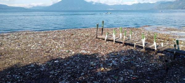 Guatemala: Basura y desechos plásticos se acumulan en Lago de Atitlán