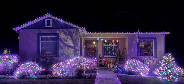 <i>Antes de colgar cualquier serie de luces, es fundamental inspeccionarla con cuidado. Foto de yhelfman / Shutterstock</i>