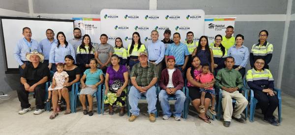 <i>La compañía ejecutó un proyecto de mejoramiento estructural de viviendas en Metapán y Tepeagua, beneficiando a 25 familias de comunidades cercanas a sus operaciones. Foto de cortesía</i>