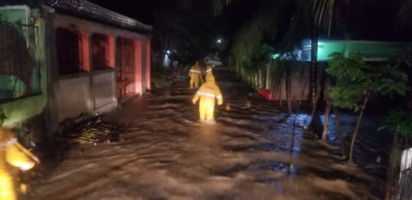 Cierran puentes y carreteras en todo Honduras por paso de Iota