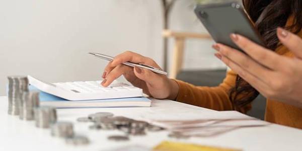 <i>Antes de contratar una póliza, es fundamental conocer ingresos, gastos, capacidad de ahorro y posibles necesidades futuras. Foto de Natee Meepian / Getty Images</i>