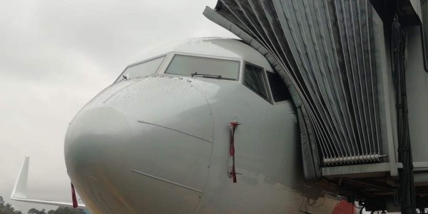 Cierran aeropuerto de Guatemala tras explosión de volcán de Fuego