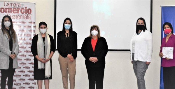 Representantes de Brother y la Cámara de Comercio de Guatemala junto a las líderes de pymes, ganadoras del Premio a la Innovación. Foto cortesía.