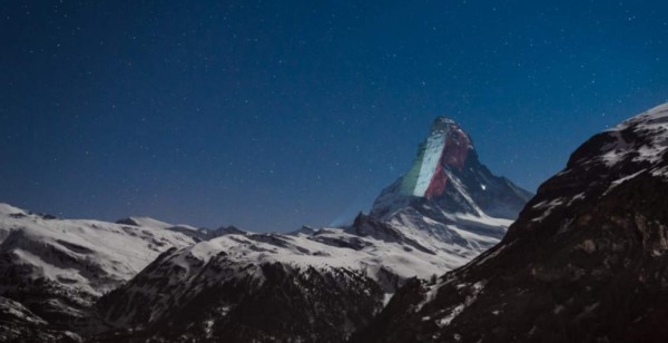Iluminan montaña emblemática suiza ‘como signo de esperanza’