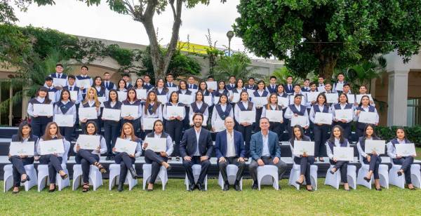 Más jóvenes se gradúan del programa ‘Creando Esperanza’ en El Salvador