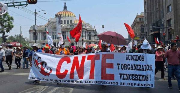 <i>La Coordinadora Nacional de Trabajadores de la Educación (CNTE) mantiene movilizaciones y un plantón en el centro de Ciudad de México en demanda de mejoras salariales, pensiones y condiciones laborales. Foto de cortesía</i>