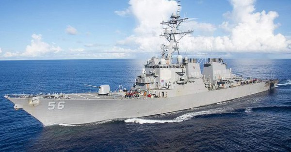 Un lanzamisiles de la Armada de EE.UU. colisiona con un buque petrolero en Singapur