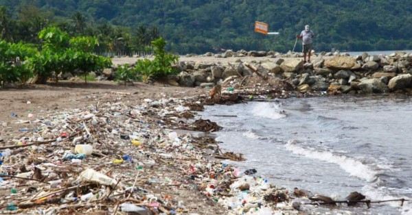 Guatemala repara barda para detener los desechos del río Motagua