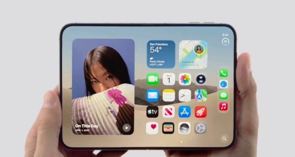 <i>Cuando se despliega la pantalla, el nuevo modelo alcanza un tamaño de 7,6 pulgadas, el más grande visto hasta la fecha en un iPhone. Foto de cortesía</i>