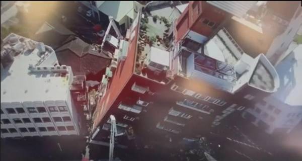 <i>En la costa oriental de Taiwán dos edificios colapsaron por la sacudida, dijeron los bomberos locales, que temen que haya víctimas atrapadas. FOTO EMERGENCIA TAIWÁN</i>