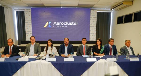 Firman acuerdo para promover los servicios aeronáuticos en El Salvador