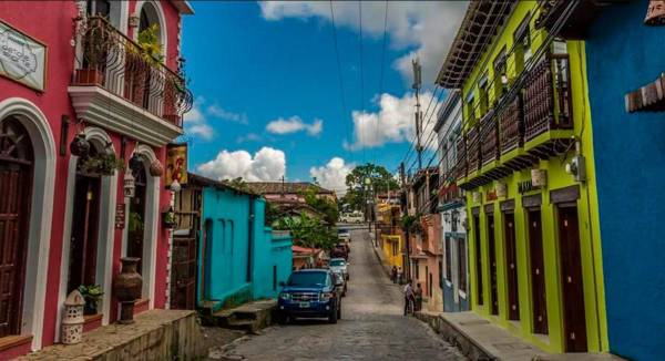 <i>Santa Rosa de Copán dispone de 45 hoteles que reúnen en conjunto 1.250 camas. Además dispone de más de 45 restaurantes, alrededor de 35 cafeterías, ocho centros de recreación, al menos ocho bares y discotecas, que convierten a esta ciudad en la ideal para que los más jóvenes disfruten de la vida nocturna. FOTO www.visitcentroamerica.com</i>