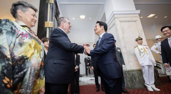 <i>El presidente taiwanés, William Lai (c-d), recibe a su homólogo de Guatemala, Bernado Arévalo (c-i), en la Oficina Presidencial de Taipéi.. Bernado Arévalo expresó este jueves su voluntad de llevar las relaciones con Taiwán a un nuevo nivel, mediante la profundización de la alianza económica y comercial entre ambos territorios, en el marco de su primera visita oficial a la isla. EFE/ Wang Yu Ching/oficina Presidencial De Taiwán </i>