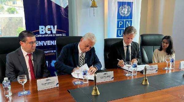 <i>El acuerdo fue firmado en Tegucigalpa por el gerente general de la BCV, Edgar Gutiérrez, y el representante residente del PNUD en Honduras, Alessandro Fracassetti. Foto de cortesía</i>