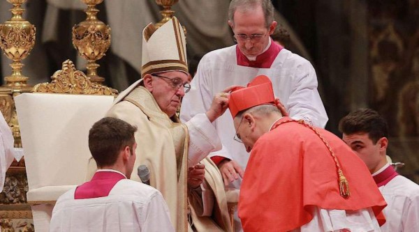 El papa Francisco deja su huella con la investidura de 13 nuevos cardenales