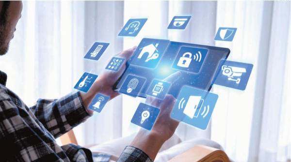 <i>Si bien la cara visible de la conectividad son los celulares y en cierto modo las antenas de telecomunicación, una parte clave de este entramado son los nodos, verdaderas autopistas de datos montados en kilómetros y kilómetros de fibra óptica. FOTO SHUTTERSTOCK</i>