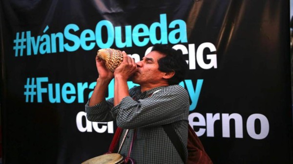 OPINIÓN: Jimmy Morales y el Comisionado 'non grato” (la comedia de un presidente acorralado, en tres actos)