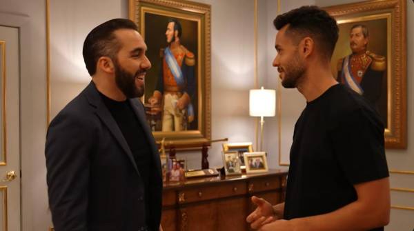 <i>El presidente de El Salvador brindó una entrevista al youtuber español David Cánovas Martínez, conocido como 'The Grefg'. FOTO TOMADA DE SU VIDEO EN YOUTUBE</i>