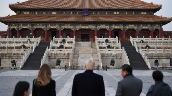 Xi recibe con pompa al presidente Trump en primer día de gira por Pekín