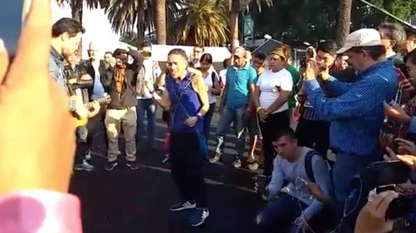 Integrantes de Café Tacuba visitan a centroamericanos de la Caravana Migrante