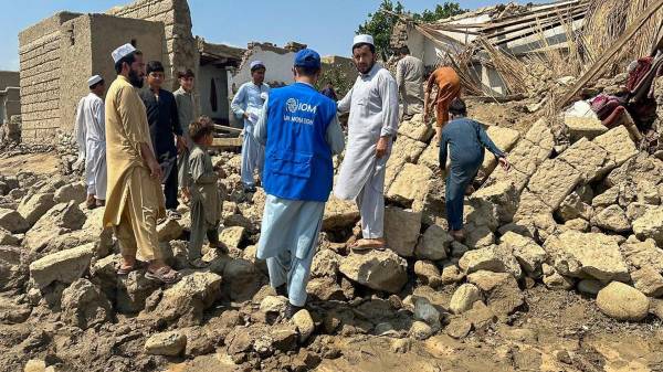 <i>Al menos 800 personas han muerto y unas 2.000 han resultado heridas después de que un fuerte terremoto de magnitud 6,0 y varias réplicas sacudieran en la noche del domingo el este de Afganistán, informaron este lunes fuentes oficiales. EFE/Cuenta de X de la UNMigration en Afganistán </i>