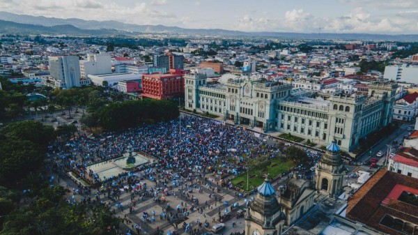 Miles vuelven a manifestarse contra corrupción en Guatemala