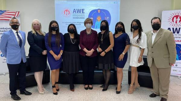 <i>EEUU respalda el proyecto AWE que ha beneficiado a más de 900 mujeres en emprendimiento.</i>