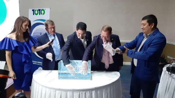 El Salvador: TOTO lanza bolsa plástica que se disuelve en el agua