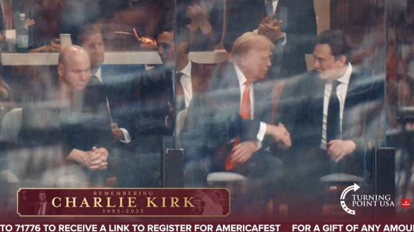 <i>Captura de pantalla tomada de Turning Point Usa en la que aparece el presidente de Estados Unidos, Donald Trump (c) estrechando la mano de Elon Musk este domingo, en Glendale (Estados Unidos). Trump y Musk se reencontraron públicamente en el funeral de Charlie Kirk, activista ultraconservador asesinado el pasado 10 de septiembre, casi tres meses después de su confrontación pública. EFE/ Turning Point Usa </i>