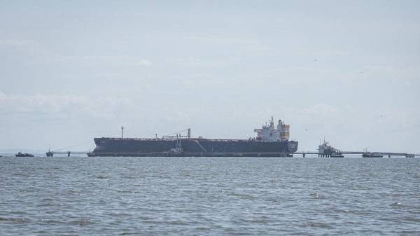 <i>Fotografía de archivo de un barco petrolero frente a la refinería Bajo Grande, en el estado de Zulia (Venezuela). EFE/ Henry Chirinos</i>