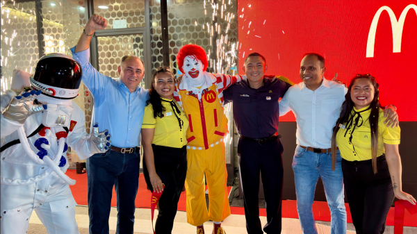<i>El nuevo McDonald’s Luna no solo expande la presencia de la marca en Panamá, sino que también genera 48 nuevos empleos y es la primera empresa privada que expande su compromiso al proyecto de recuperación de aceras. Foto de cortesía</i>