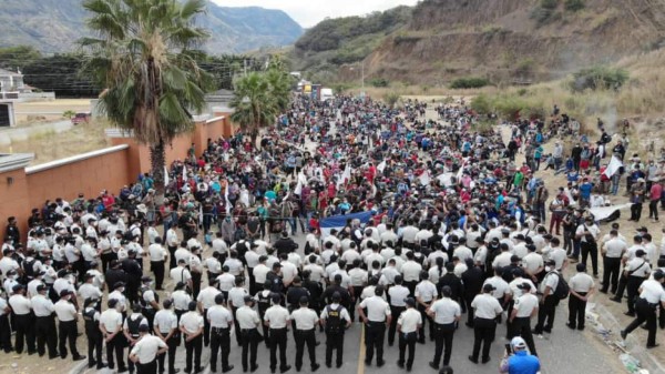 Guatemala reprime y dispersa caravana migrante que busca EEUU