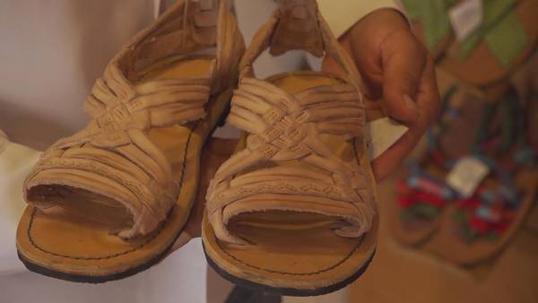 <i>Fotografía de archivo donde se observan huaraches tradicionales en un mercado en Oaxaca (México). EFE/ Jesús Méndez</i>