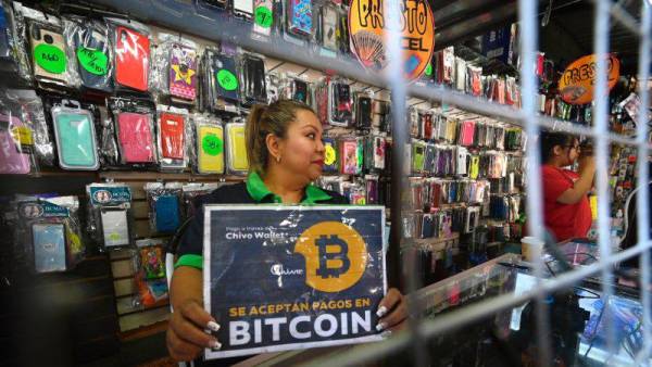 El Salvador: Negocios retiran rótulos de ‘se acepta Bitcoin’