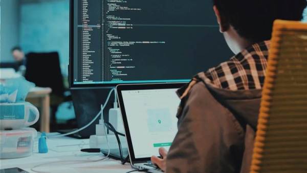 Estudio detalla las seis tendencias que están moldeando las operaciones comerciales, de crecimiento y de transformación en las empresas, a través de la IA. Foto de iStock