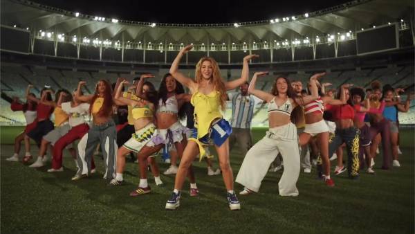 <i>Captura de video cedido por Shakira que muestra a la cantante colombiana en un fragmento del nuevo video de 'Dai Dai', que será la canción oficial del Mundial de Fútbol que se jugará entre junio y julio próximos en Estados Unidos, México y Canadá. EFE/Shakira </i>